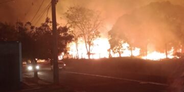 Vídeo: Incêndio na Pioneiras assusta moradores e carreta com combustível e retirada às pressas 