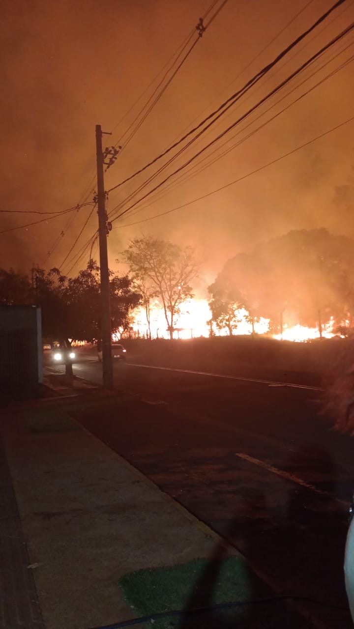 Vídeo: Incêndio na Pioneiras assusta moradores e carreta com combustível e retirada às pressas 