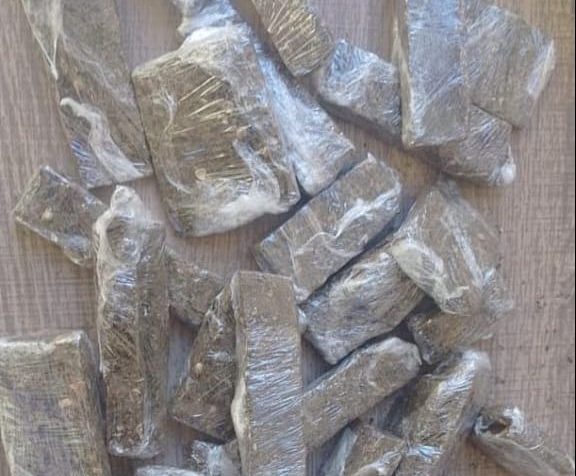 Após propaganda online de venda de drogas, polícia fecha boca de fumo em Água Clara 