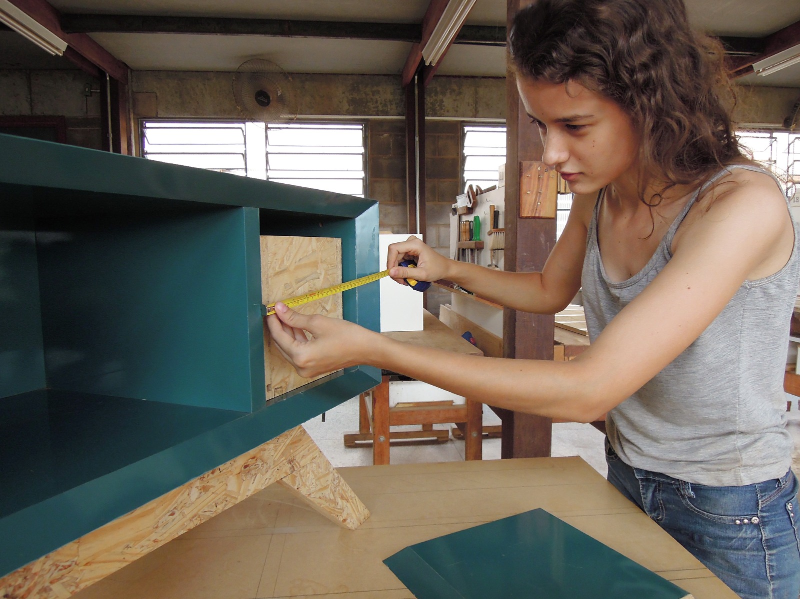 Oportunidade: Aulas gratuitas de marcenaria abrem vagas de emprego para jovens de Campo Grande