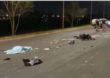 Em alta velocidade, motociclista bate em carro, cai e m*rre atropelado