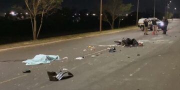 Em alta velocidade, motociclista bate em carro, cai e m*rre atropelado