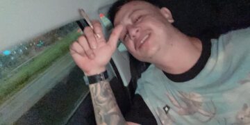 Vídeo: Homem é m*rto a tiros segundos após colocar bebê em carrinho