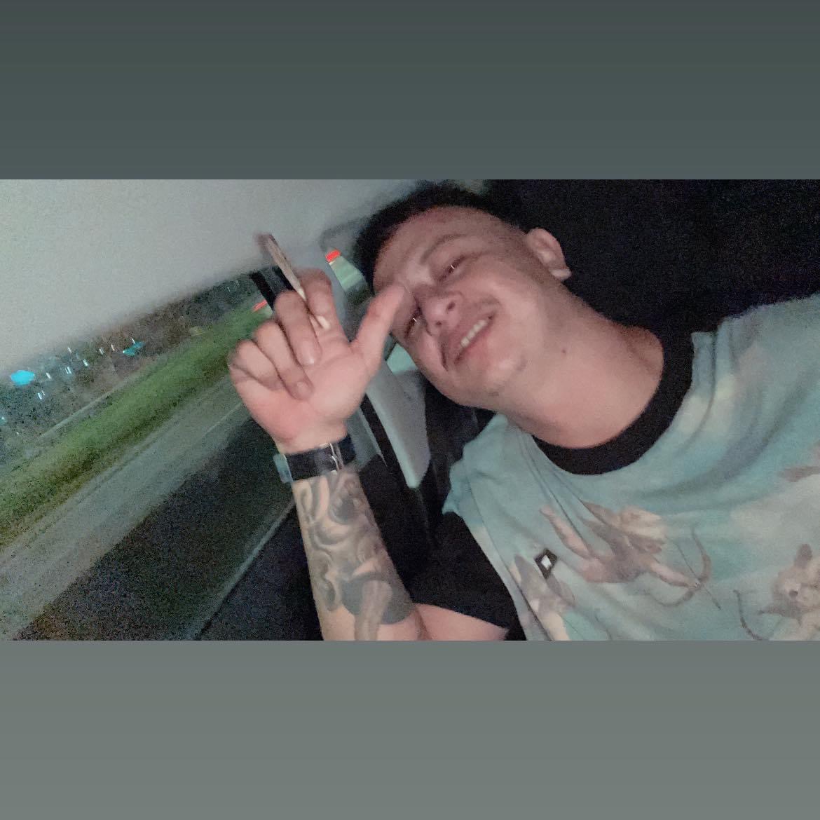 Vídeo: Homem é m*rto a tiros segundos após colocar bebê em carrinho