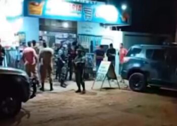 Vídeo: rapaz tenta se esconder em conveniência mas é m*rto a tiros no Aero Rancho 