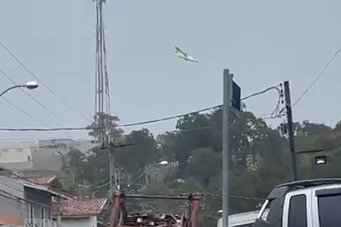 Vídeo: avião que caiu em Vinhedo tinha 62 pessoas a bordo e atingiu quintal de condomínio
