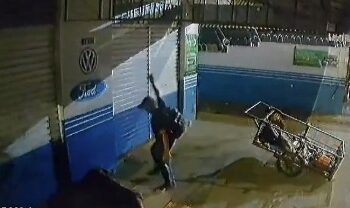 Vídeo: morador em situação de rua é golpeado com barra de concreto; imagens são fortes