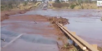 Barragem de condomínio de luxo estoura, água arrasta casas e assusta moradores da região