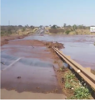 Barragem de condomínio de luxo estoura, água arrasta casas e assusta moradores da região