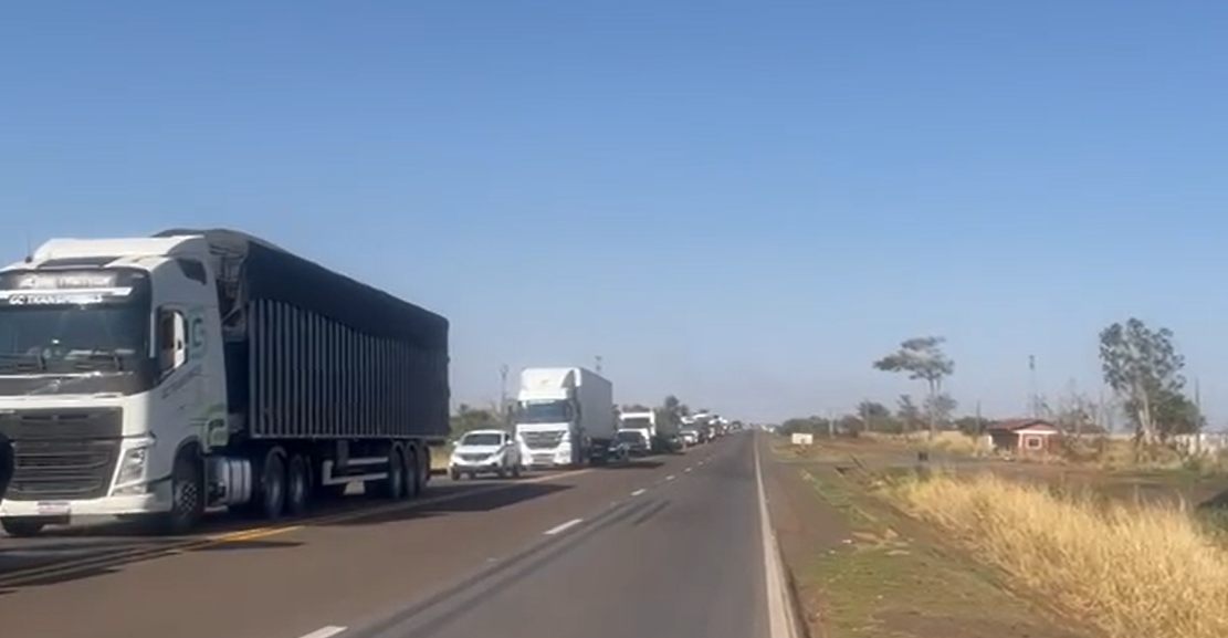 Após rompimento de represa no Nasa Park motoristas enfrentam congestionamento na BR-163