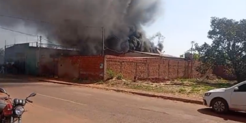 Residência pega fogo no bairro Itamaracá na Capital