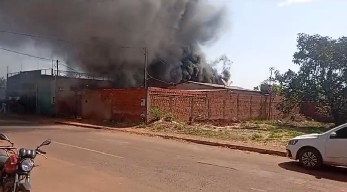 Residência pega fogo no bairro Itamaracá na Capital