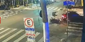 Promotor ultrapassou sinal vermelho, atropelou motociclista e fugiu arrastando moto