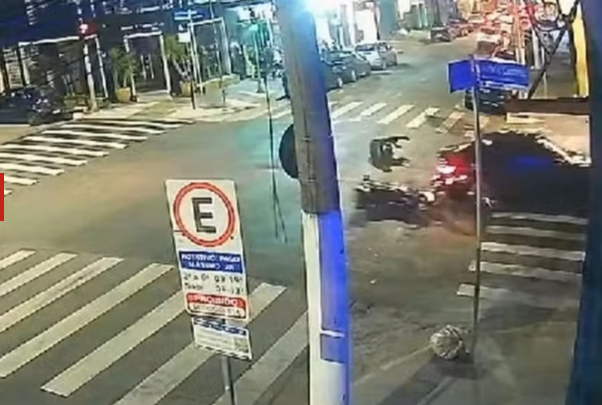 Promotor ultrapassou sinal vermelho, atropelou motociclista e fugiu arrastando moto