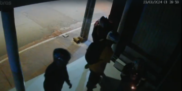 Motoboys ameaçam família e saqueiam loja após briga por atraso de marmita e empresária relata “pavor”