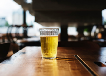 Jovem com R$ 40 no bolso é largado pelos “parças” com conta de R$ 830 na Vila Carvalho