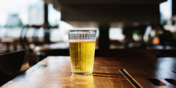 Jovem com R$ 40 no bolso é largado pelos “parças” com conta de R$ 830 na Vila Carvalho