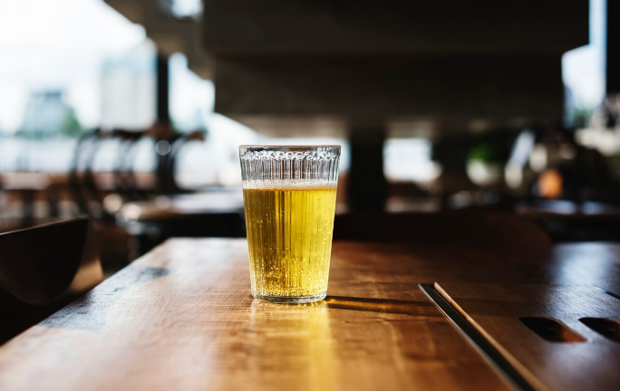 Jovem com R$ 40 no bolso é largado pelos “parças” com conta de R$ 830 na Vila Carvalho