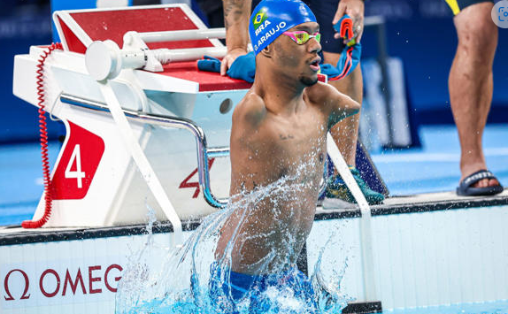 Gabrielzinho conquista primeira medalha de ouro do Brasil nas Paralimpíadas de Paris