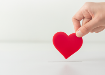 Fugindo da violência do ex, mulher está há uma semana na rua e tenta voltar para CG; veja como ajudar