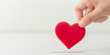 Fugindo da violência do ex, mulher está há uma semana na rua e tenta voltar para CG; veja como ajudar