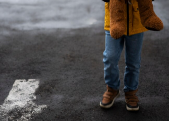 Criança é espancada pela mãe após quase ser atropelada em Rio Verde