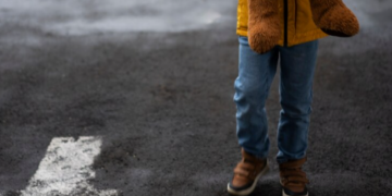 Criança é espancada pela mãe após quase ser atropelada em Rio Verde