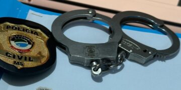 Homem é preso tentando dar golpe em banco com documento falso