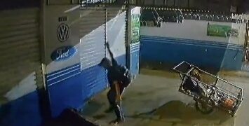 Vídeo: morador em situação de rua é golpeado com barra de concreto; imagens são fortes