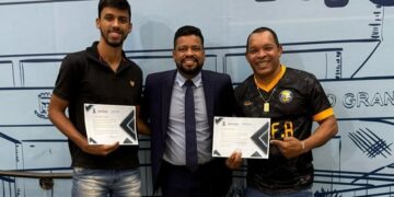 Paraatletas que se destacaram em campeonatos de futebol recebem homenagem do vereador Professor Riverton