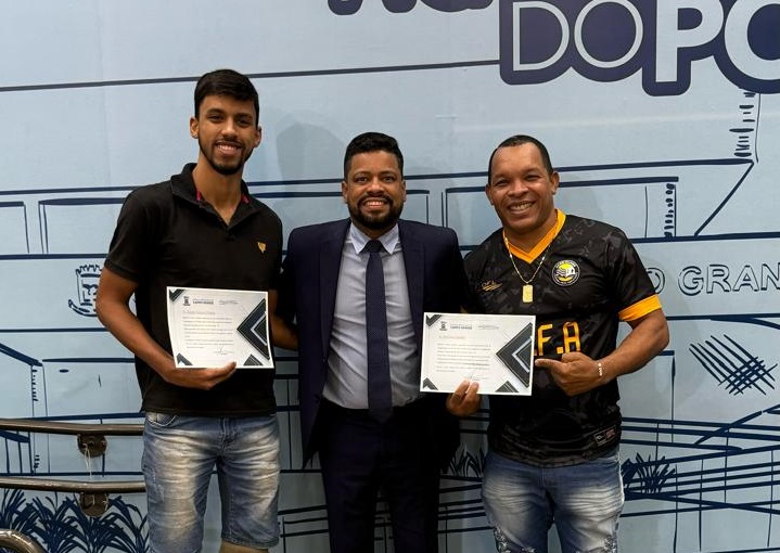 Paraatletas que se destacaram em campeonatos de futebol recebem homenagem do vereador Professor Riverton