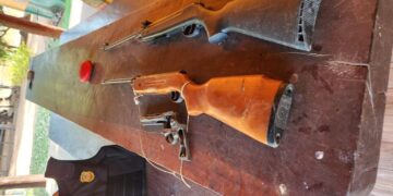 Polícia cumpre mandado de busca em área rural de Coxim; armas são apreendidas