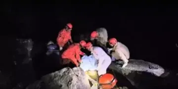 Tia e sobrinho morrem ao cair em cachoeira após tentativa de tirar foto