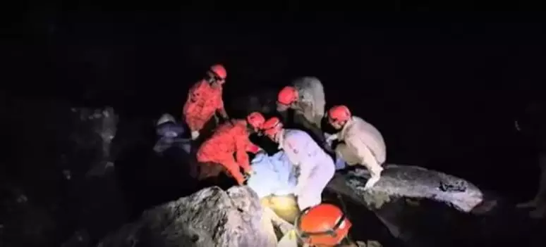 Tia e sobrinho morrem ao cair em cachoeira após tentativa de tirar foto