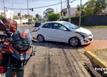 Motoristas batem carros em cruzamento com semáforo desligado no São Bento