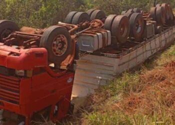 Carreta com soja tomba em ribanceira em Batayporã