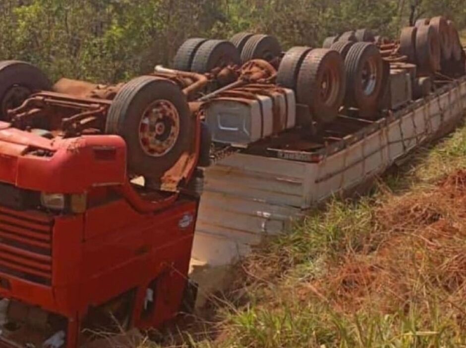Carreta com soja tomba em ribanceira em Batayporã