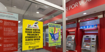 Em ato de manifestação, funcionários de banco oferecem cachorro quente em frente à sede do Bradesco