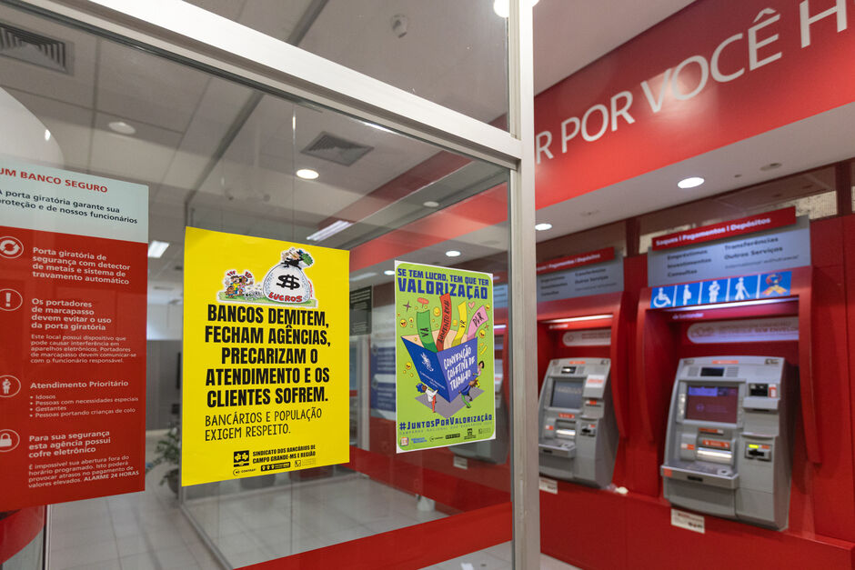 Em ato de manifestação, funcionários de banco oferecem cachorro quente em frente à sede do Bradesco