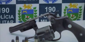 Homem é preso após matar cachorro a tiros e enterrar o corpo em matagal