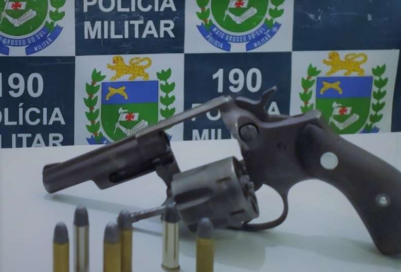 Homem é preso após matar cachorro a tiros e enterrar o corpo em matagal