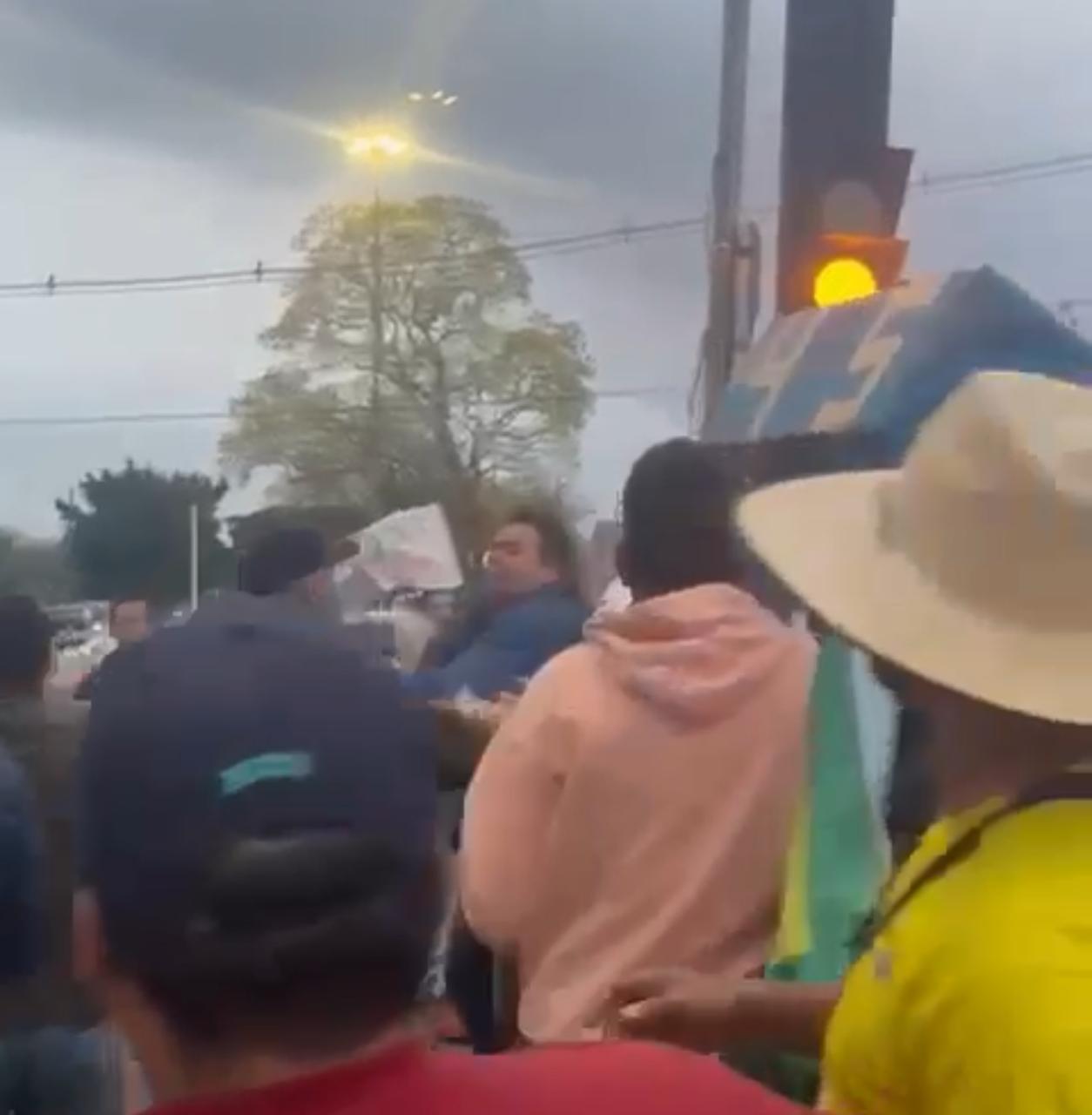 Vídeo: clima esquenta na Afonso Pena e bandeirada ganha sentido literal entre cabos eleitorais 