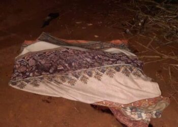 Esposa encontra marido morto a facadas no quintal de casa na fronteira