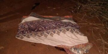 Esposa encontra marido morto a facadas no quintal de casa na fronteira