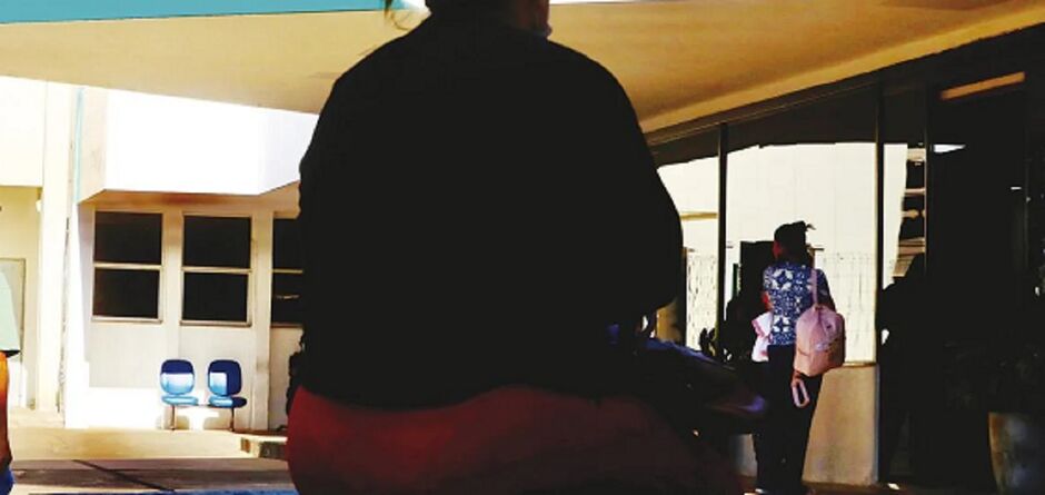 Mulher sofre aborto em banheiro e joga feto em fossa em Terenos