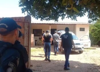 Homem mata esposa asfixiada, dorme ao lado do corpo e é preso em flagrante