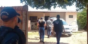 Homem mata esposa asfixiada, dorme ao lado do corpo e é preso em flagrante