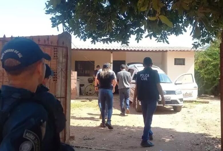 Homem mata esposa asfixiada, dorme ao lado do corpo e é preso em flagrante