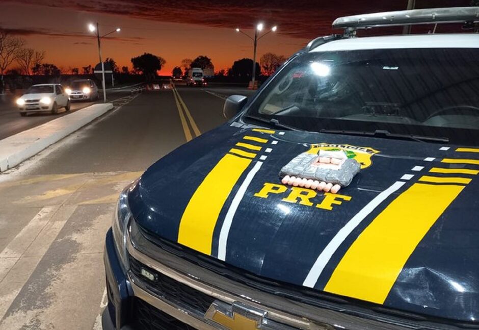 Mulher é detida com drogas em ônibus e alega que ia visitar avó enferma em Ponta Porã