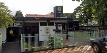 Homem morde as costas e tenta enforcar esposa durante discussão em Dourados